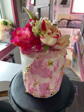 Load image into Gallery viewer, Flowers cream Cake