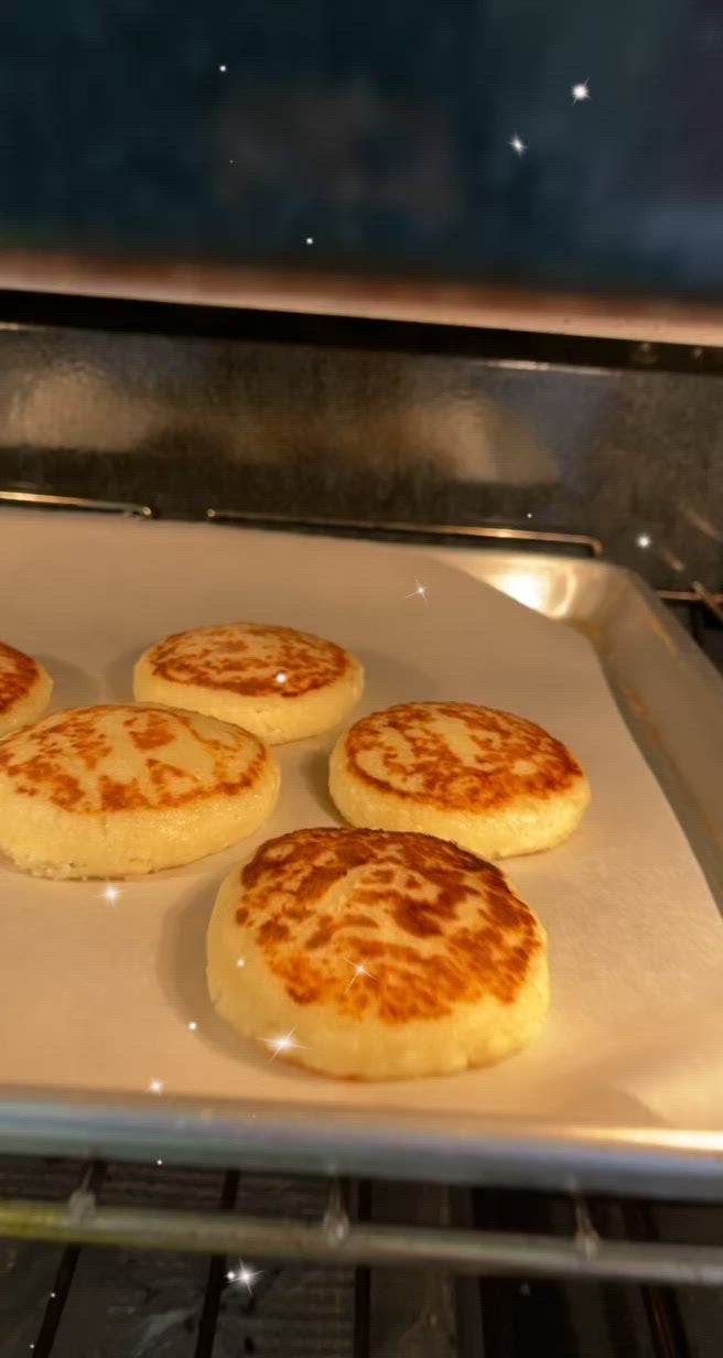 Syrniki (Ukrainian pancakes with cottage cheese)
