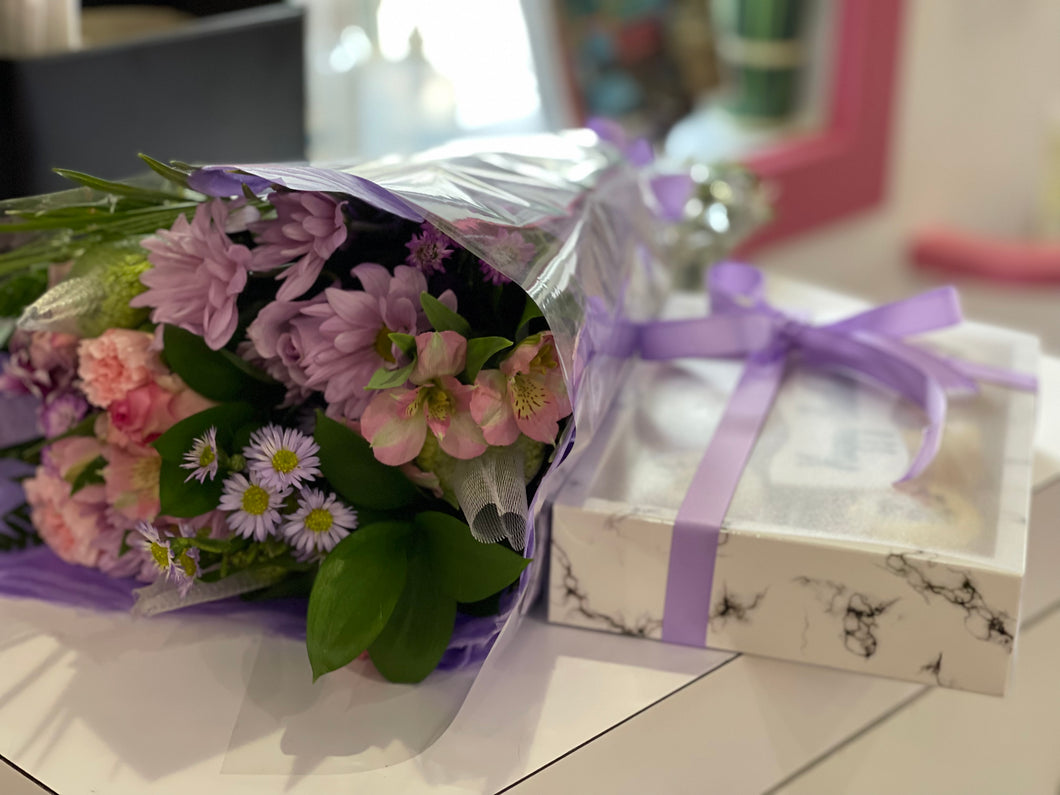 Flowers & Cupcakes Printed Macaroons Gift Box